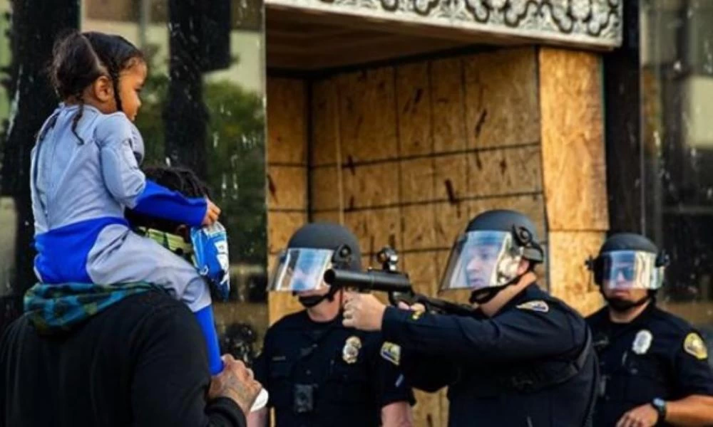 ΗΠΑ: Αστυνομικός σημαδεύει στο ένα μέτρο με όπλο μικρό παιδί